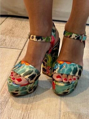 Guess women’s floral platform sandals size 7 GABELI